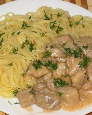 Гуляш из свинины со сметаной