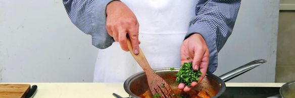 гуляш из свиной лопатки с помидорами и зеленой фасолью