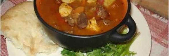 гуляш на вине, с картофелем и чипетками