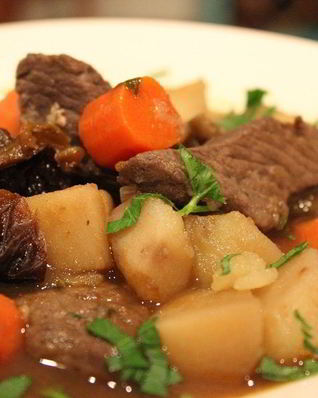 Гуляш с черносливом