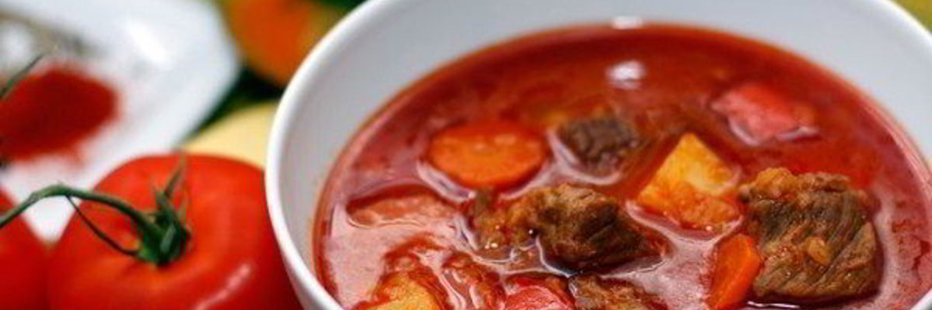 Гуляш с картофелем и травами