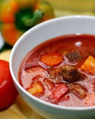 Гуляш с картофелем и травами