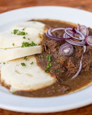 Гуляш с кнедликами