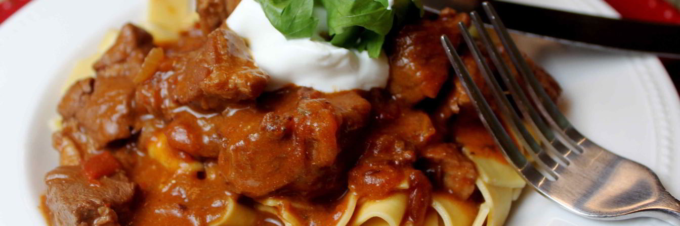 Гуляш с макаронами