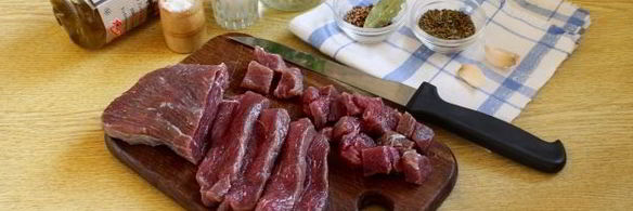 пряный гуляш из говядины на сковороде