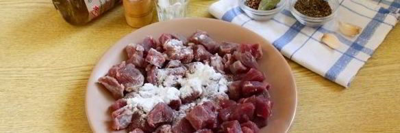 пряный гуляш из говядины на сковороде