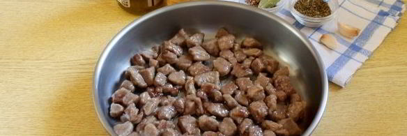 пряный гуляш из говядины на сковороде