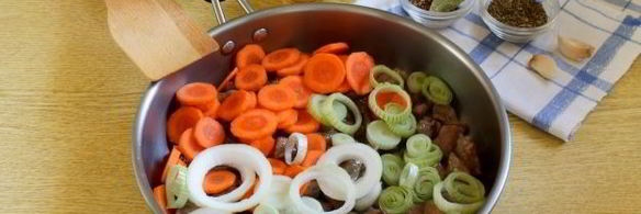 пряный гуляш из говядины на сковороде