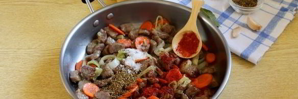 пряный гуляш из говядины на сковороде