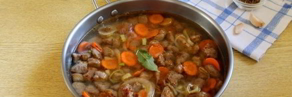 пряный гуляш из говядины на сковороде