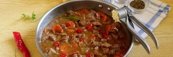 пряный гуляш из говядины на сковороде