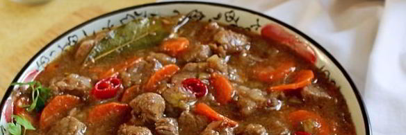 пряный гуляш из говядины на сковороде