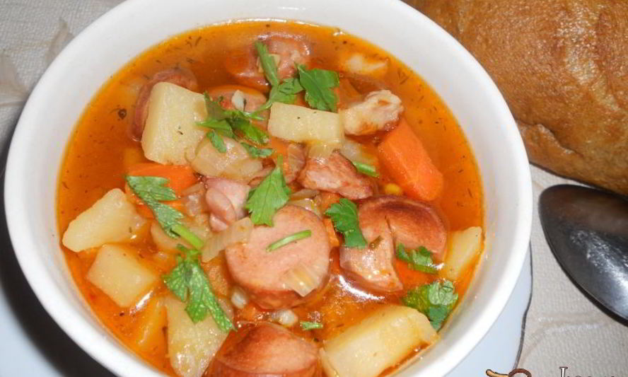 Рецепт сытного гуляша с сосисками и грудинкой