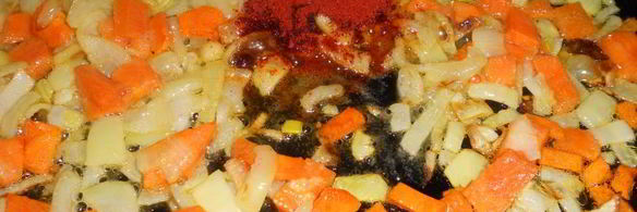 сытный гуляш с сосисками и грудинкой