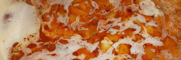 сытный гуляш с сосисками и грудинкой