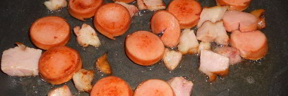 сытный гуляш с сосисками и грудинкой