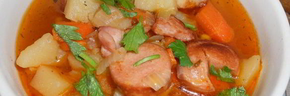 сытный гуляш с сосисками и грудинкой