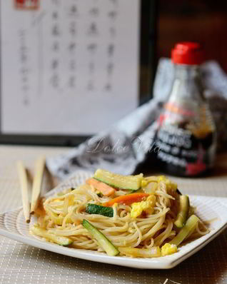 Кантонская лапша с овощами, грибами и яйцом