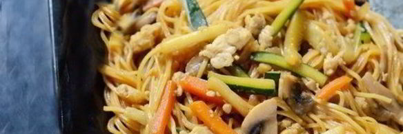 кантонская лапша с овощами, грибами и яйцом