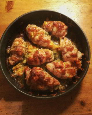 Котлеты из куриных бедер со шпинатом, сыром и чесноком