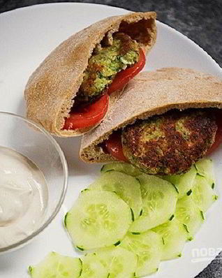 Котлеты из нута с йогуртовым соусом