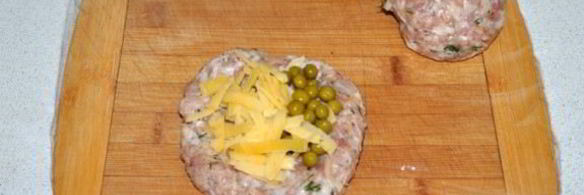 котлеты мясные с горошком и сыром