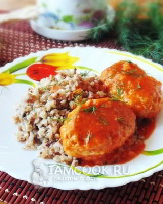 Котлеты с рисом и чесноком в томатном соусе