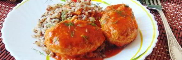 котлеты с рисом и чесноком в томатном соусе