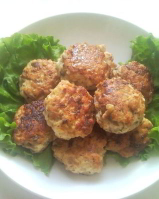 Куриные котлеты с грибами и зеленым базиликом