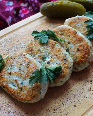 Куриные котлеты с солеными огурцами