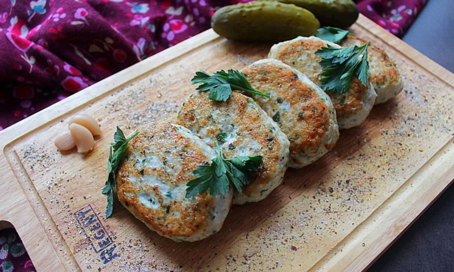 Рецепт куриных котлет с солеными огурцами