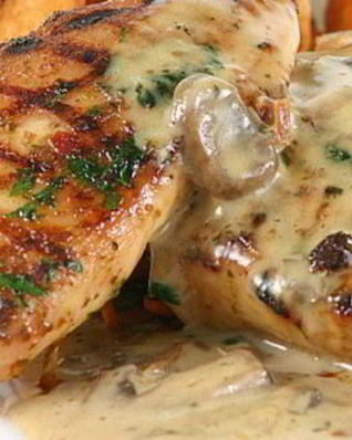 Куриные котлеты с сыром под сливочно-грибным соусом