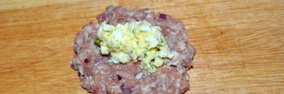 мясные котлеты с пикантной начинкой