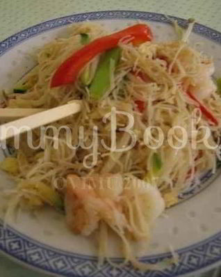 Лапша рисовая с овощами и креветками