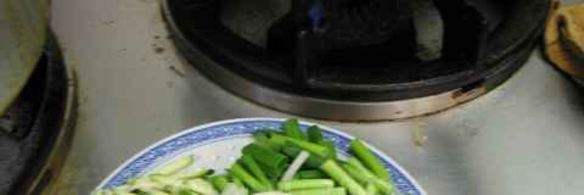 лапша рисовая с овощами и креветками