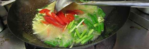 лапша рисовая с овощами и креветками