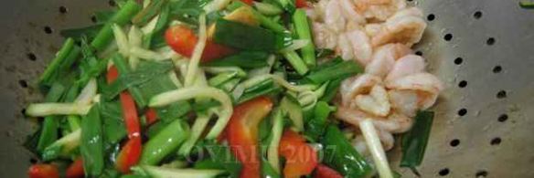 лапша рисовая с овощами и креветками