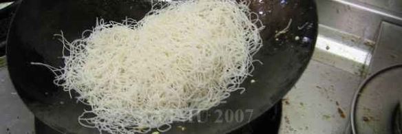 лапша рисовая с овощами и креветками