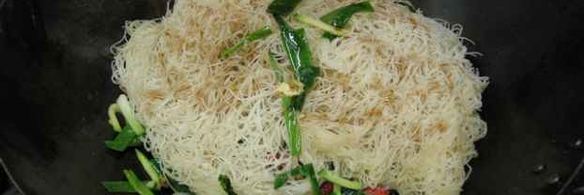 лапша рисовая с овощами и креветками