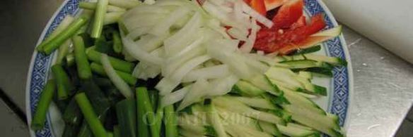 лапша рисовая с овощами и креветками