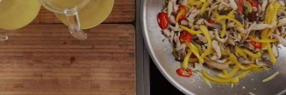 лапша удон с курицей, вешенками и зеленым луком