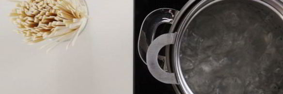 лапша удон с курицей, вешенками и зеленым луком