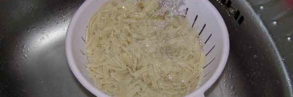 лапша в мясном соусе