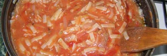 лапша в мясном соусе