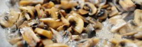 кассероль из курицы, спагетти и грибов