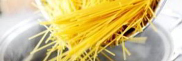 кассероль из курицы, спагетти и грибов