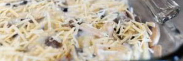 кассероль из курицы, спагетти и грибов