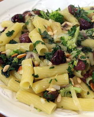 Макароны с брокколи и шпинатом