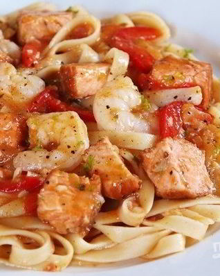 Макароны с острыми креветками и лососем