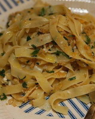 Макароны с яйцами, анчоусами и сухарями